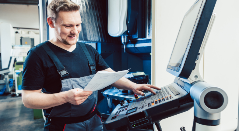 Handwerker arbeitet an einem Computer