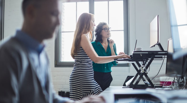 Personen arbeiten im Büro an Computern