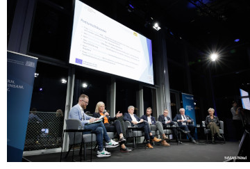 Podiumsdiskussion beim Kongress Zukunft der Arbeit. Von links nach rechts: Moderator Daniel Cronin, Staatsministerin Ulrike Scharf, Bertram Brossardt (vbw), David Schmitt (DGB Bayern), Wilfried Hüntelmann (Bundesagentur für Arbeit in München), Franz Xaver Peteranderl (HWK), Elfriede Kerschl (IHK München)