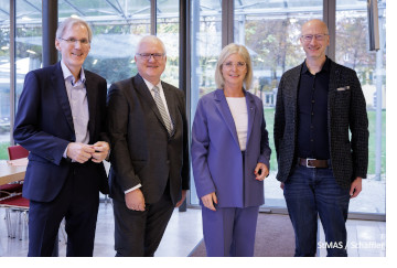 von links nach rechts: Dirk Erfurth (Leiter Career Service), Prof. Dr. Oliver Jahraus (LMU-Vizepräsident für Studium), Staatsministerin Ulrike Scharf,  Dr. Stephan Pflaum (Referent Career Events & Services).