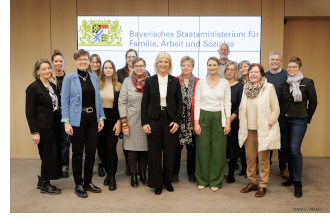 Bayerns Familienministerin Ulrike Scharf und Gesundheitsministerin Judith Gerlach mit den Teilnehmerinnen und Teilnehmern des dritten Familiengipfels