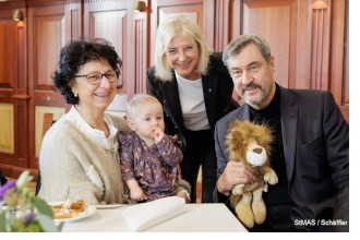 Staatsministerin Ulrike Scharf und Ministerpräsident Dr. Markus Söder mit einer Großmutter mit Enkelkind