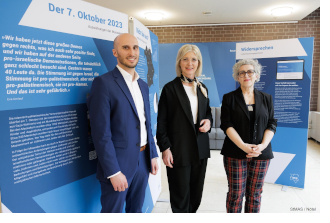 Sozialministerin Ulrike Scharf mit Dr. Annette Seidel-Arpaci (Leiterin von RIAS Bayern) und Tobias Eisch (Kurator der Ausstellung)