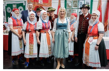 Staatsministerin Ulrike Scharf mit Zugehörigen der Sudetendeutschen Volksgruppe mit traditionellen Trachten aus ihrer Heimat