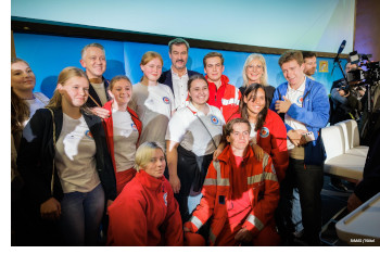 Sozialministerin Ulrike Scharf mit Ministerpräsident Dr. Markus Söder und ehrenamtlich engagierten jungen Menschen der bayerischen Wasserwacht