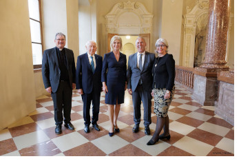 Pfarrer Dr. Andreas Magg (Landes-Caritasdirektor), Johann Frankl (ehemaliger Geschäftsführer der Freien Wohlfahrtspflege Bayern), 
Staatsministerin Ulrike Scharf, 
Brigitte Meyer (Vizepräsidentin des Bayerischen Roten Kreuzes), 
Wilfried Mück (Geschäftsführer der Freien Wohlfahrtspflege Bayern)