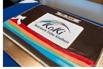 Torte mit Schriftzug 15 Jahre KoKi Netzwerk frühe Kindheit