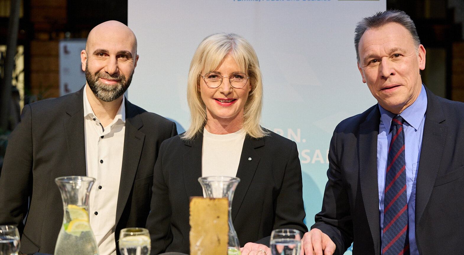 Extremismusexperte Ahmad Mansour, Sozialministerin Ulrike Scharf und Moderator Tobias Ranzinger