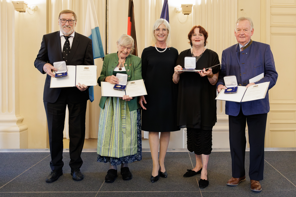 Das Foto zeigt v.l.n.r.: Lorand Szüszner, Erika Kern, Sozialministerin Ulrike Scharf, Beate Blaha und Prof. Dr. Wolfgang Schramm