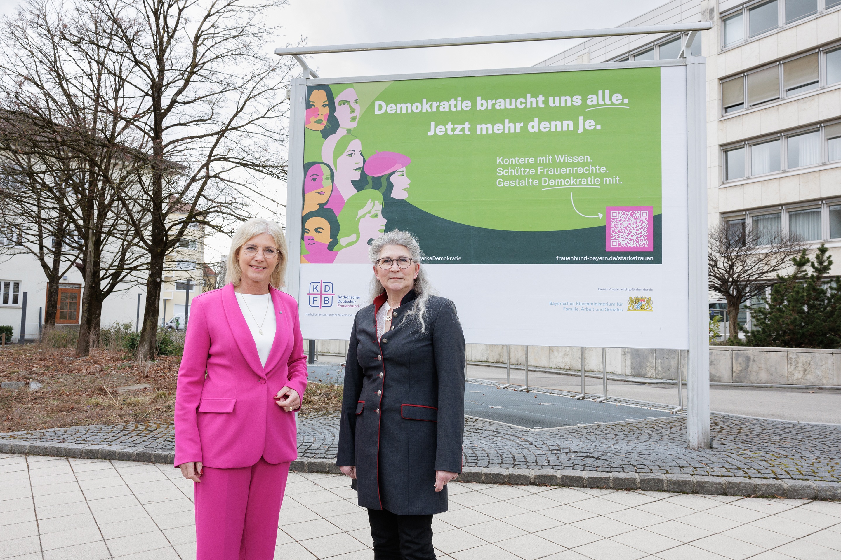 Die Kampagne „Starke Frauen – starke Demokratie“ anlässlich des Weltfrauentages stellten vor der Plakatwand des Sozialministeriums Frauenministerin Ulrike Scharf (l.) und Birgit Kainz, Landesvorsitzende des Katholischen Frauenbundes, vor. 